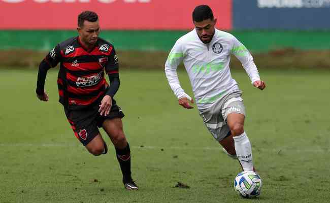 Tabata em ao no jogo-treino entre Palmeiras e Oeste
