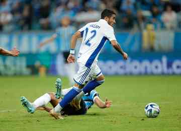 Lateral discutiu com o atacante uruguaio no primeiro tempo do jogo. Para ele, a Raposa poderia sair com a vitória