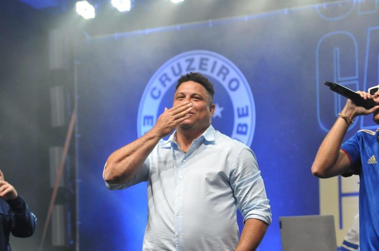 Ronaldo levou cruzeirenses de Conselheiro Lafaiete ao delrio ao participar da Caravana do Cruzeiro nesta quarta-feira (26). Fenmeno esteve acompanhado no palco de Pedro Loureno, patrocinador do clube, e ganhou msica nova produzida pelo rapper Das Quebradas