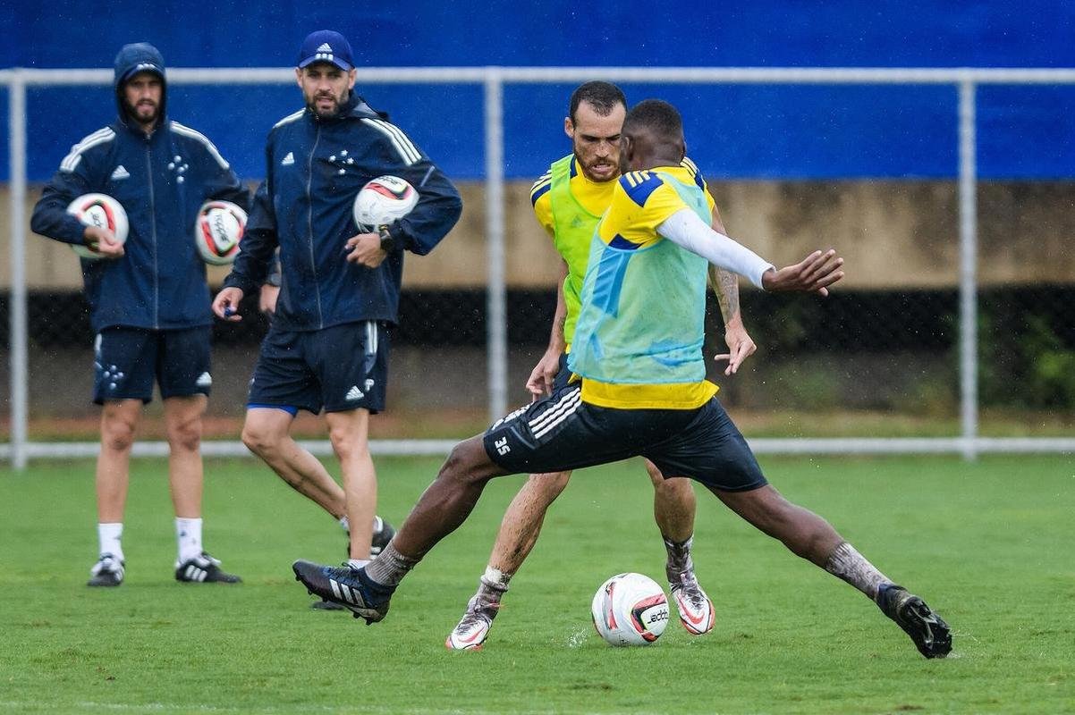 Imagens do treino do Cruzeiro neste sbado (8), sob forte chuva, na Toca da Raposa II, em Belo Horizonte