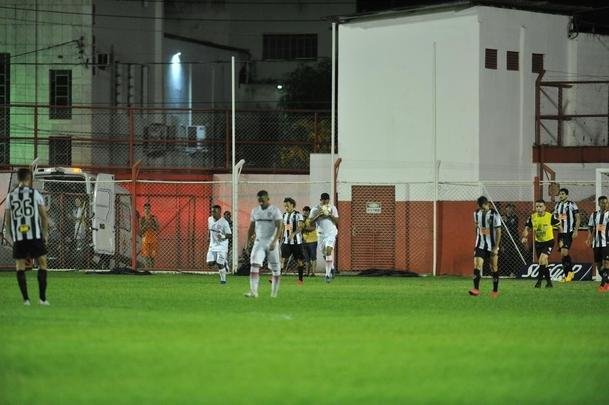Villa Nova e Atltico se enfrentaram no Alapo do Bonfim, em Nova Lima, pelo Campeonato Mineiro