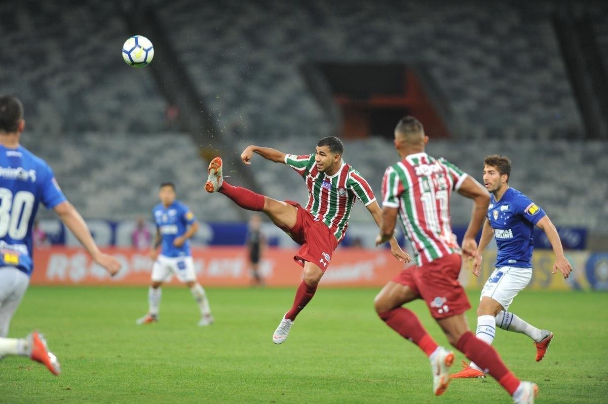 Cruzeiro derrotou Fluminense por 2 a 1, com gols de Raniel e Ayrton Lucas (contra); Henrique, tambm contra, descontou para os cariocas