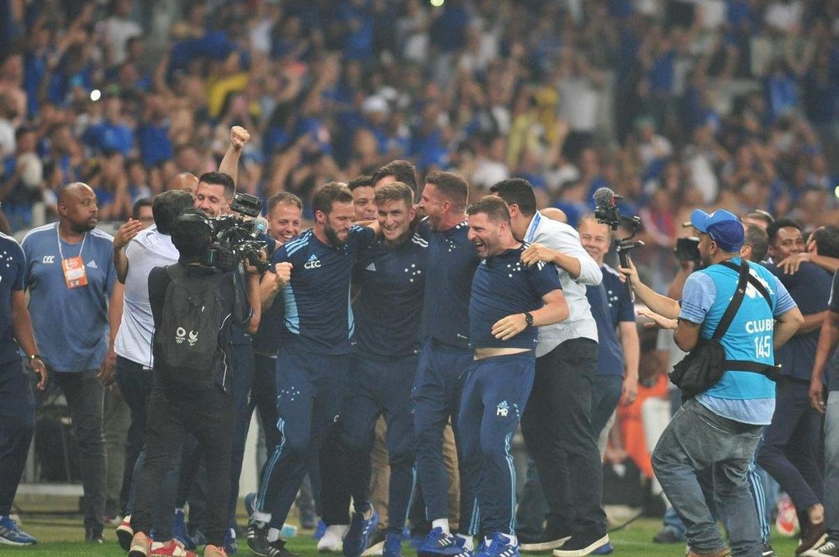 Depois de confirmar o acesso  Srie A com a vitria sobre o Vasco, jogadores do Cruzeiro foram  loucura no Mineiro. Nas arquibancadas, torcedores deliraram. Muitos tambm foram s lgrimas de emoo 