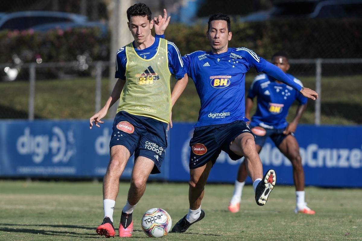 Fotos do primeiro treino do Cruzeiro, na Toca da Raposa II, sob o comando de Ney Franco. Treinador de 54 anos foi oficializado nesta quarta-feira