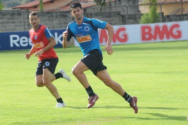 Cribari (zagueiro) - Desembarcou no Brasil em junho de 2011 após ter atuado por 13 anos no futebol italiano. Mas, no Cruzeiro, Cribari atuou apenas em cinco jogos naquele ano. Na temporada seguinte, o zagueiro não entrou em campo e pediu a rescisão contratual no meio de 2012.