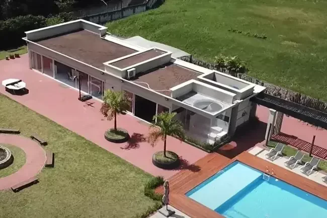 Imagens da manso em So Paulo que est  venda pelo atacante Luiz Adriano, do Internacional