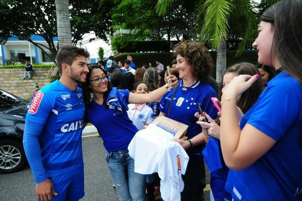 Com presena da torcida, Cruzeiro seguiu preparao para jogo contra o Fluminense, no Mineiro. Nesta sexta, Mano definiu Lucas Silva como substituto de Henrique, suspenso. O zagueiro Leo treinou normalmente aps se recuperar de leso e ser relacionado. 