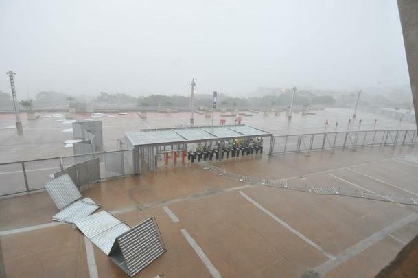 Chuva forte, com granizo, causou transtornos neste domingo  tarde no Mineiro antes do clssico entre Cruzeiro e Amrica pelo Campeonato Mineiro. Do lado de fora, o forte vento derrubou divisrias que separam acessos ao estdio, perto das catracas. J o gramado ficou bastante alagado por muito tempo.