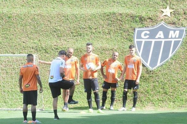 Treino do Atltico nesta segunda-feira, na Cidade do Galo, contou com a volta do meia  Juan Cazares. Direo no chegou a acordo para vend-lo a clube saudita. Tcnico Rafael Dudamel relacionou 23 jogadores para a viagem a Santa Fe, local da estreia na Sul-Americana, quinta-feira, contra o Unin-ARG. Jogador equatoriano ficou fora da lista.