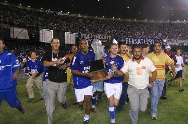 Em junho de 2003, o Cruzeiro deu o segundo passo para alcanar a indita Trplice Coroa. No dia 11 daquele ms, no Mineiro, o time dirigido por Vanderlei Luxemburgo conquistou a Copa do Brasil ao derrotar o Flamengo por 3 a 1. Os gols foram de Deivid, Aristizbal e Luiso. Alex no marcou, mas voltou a dar show em campo, assim como j havia feito no empate por 1 a 1 no duelo de ida, no Maracan, quando fez gol de letra. Aquele foi o quarto ttulo celeste no torneio de mata-matas e deu ainda mais confiana ao elenco para tambm faturar o Brasileiro no segundo semestre de 2003.
