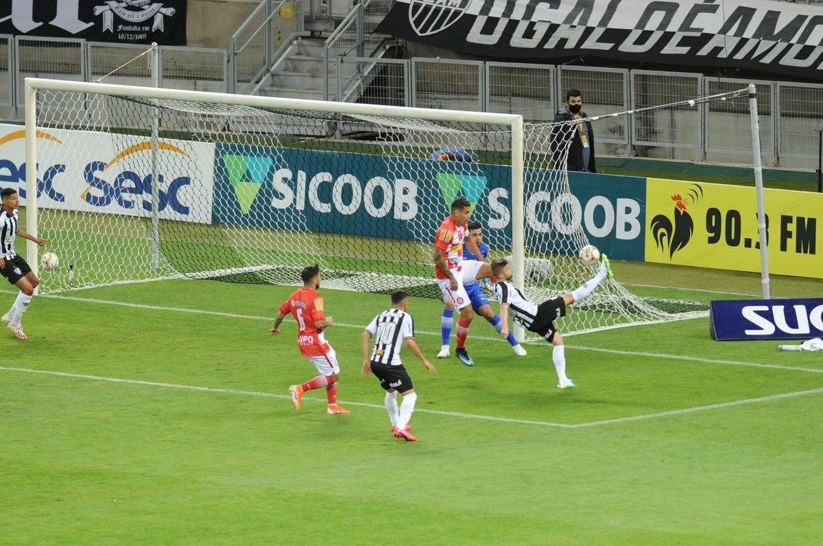 Fotos do primeiro jogo da deciso do Campeonato Mineiro, entre Atltico e Tombense, no Mineiro, em Belo Horizonte.