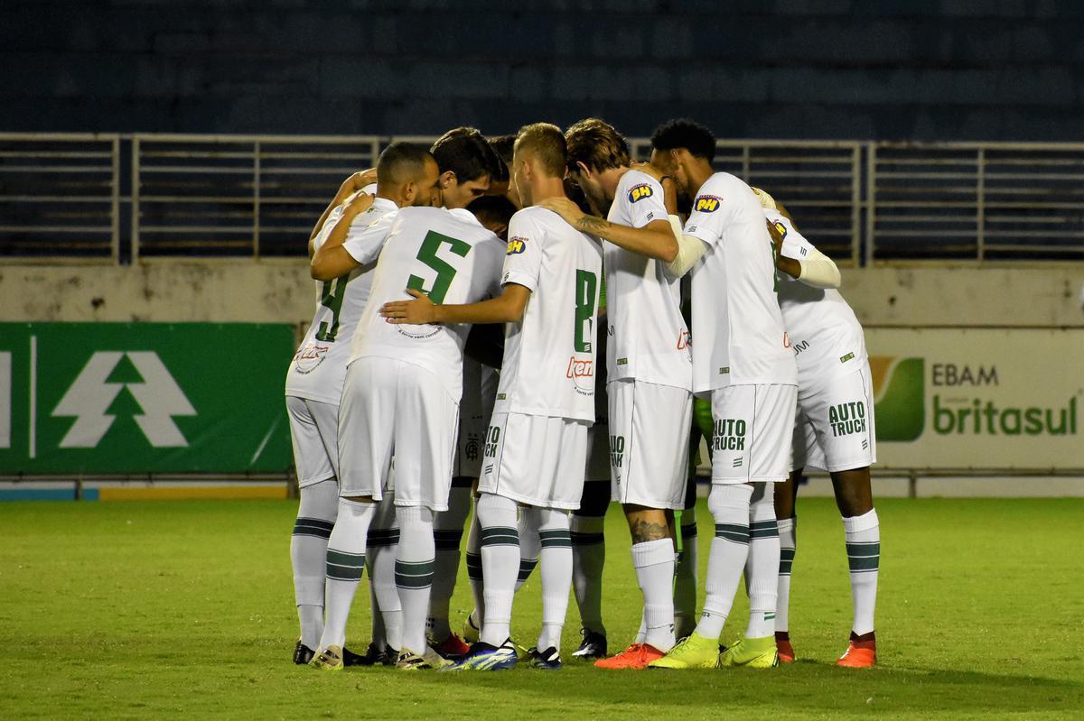 Fotos do jogo entre Pouso Alegre e América no Estádio Melão, em Varginha, pela terceira rodada do Campeonato Mineiro