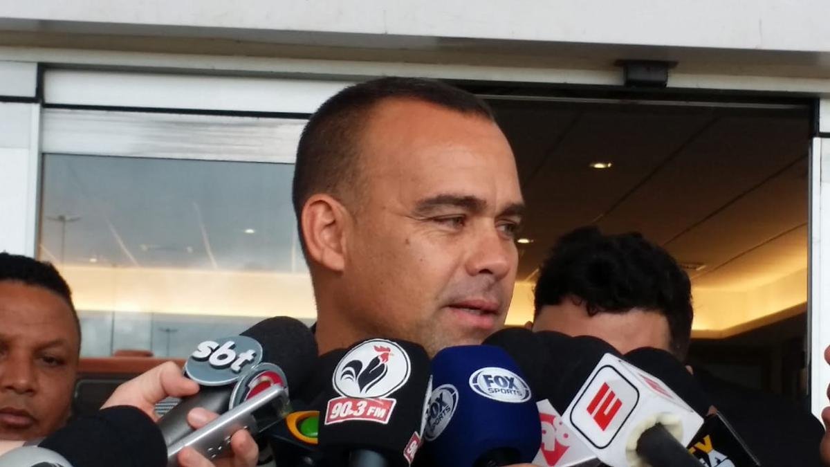 Aps atender a imprensa, Dudamel foi at os torcedores do Atltico, que foram impedidos pela PM de entrar no aeroporto