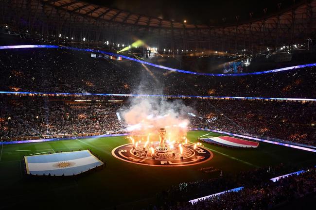 Entrada de Argentina e Frana no campo do Estdio Icnico de Lusail para a final da Copa do Mundo foi um espetculo  parte. Veja fotos do show de fogos, de luzes e da execuo dos hinos nacionais dos dois pases