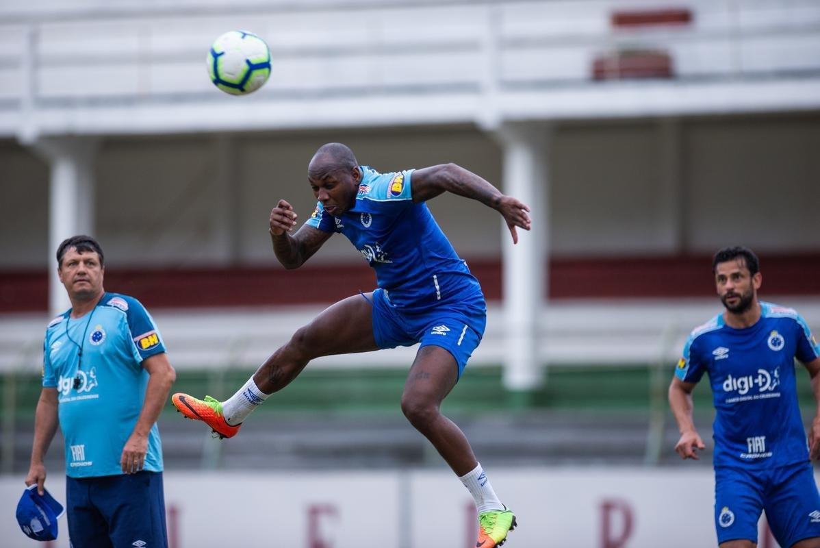 Jogadores do Cruzeiro treinaram nesta tera-feira nas Laranjeiras, estdio do Fluminense, no Rio de Janeiro. Adilson Batista pode promover entradas de Ezequiel e Fred ao time diante do Grmio, na quinta-feira.