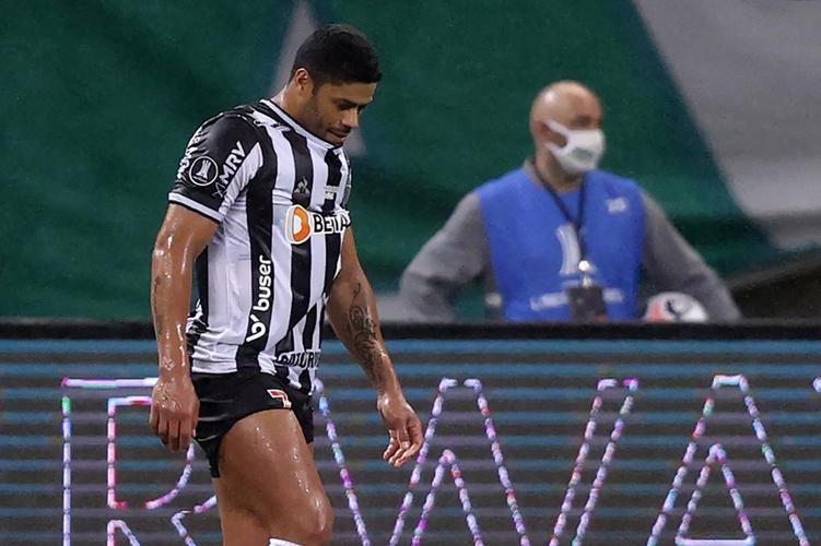 Fotos do pênalti sofrido por Diego Costa e da cobrança de Hulk na trave