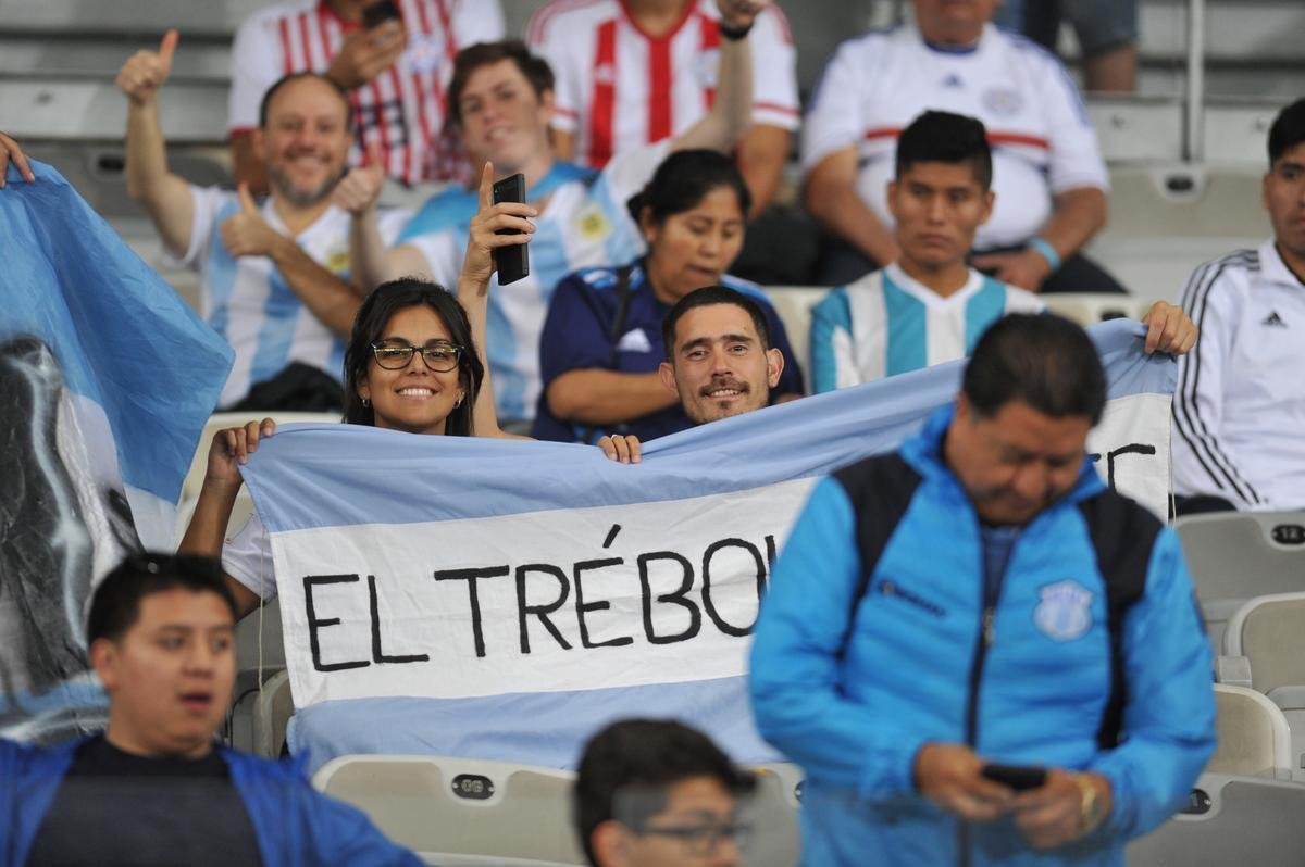 Torcedores na partida entre Argentina e Paraguai, no Mineiro, pela Copa Amrica