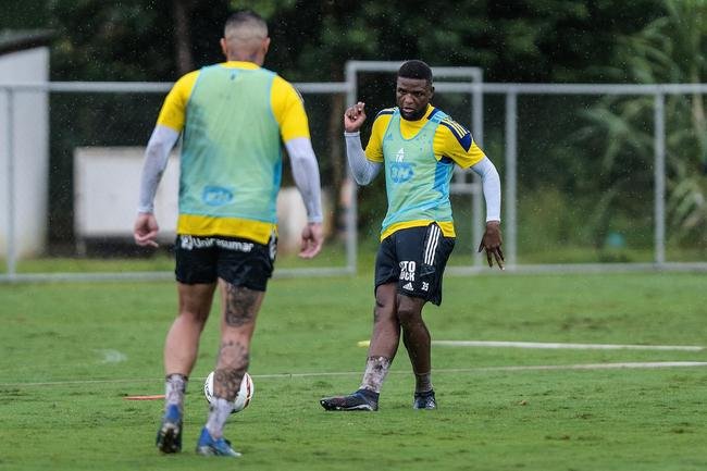 Imagens do treino do Cruzeiro neste sbado (8), sob forte chuva, na Toca da Raposa II, em Belo Horizonte