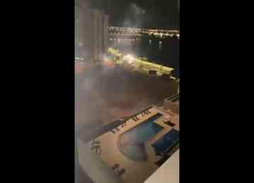 Um vídeo que circula nas redes sociais mostra a sequência de foguetes disparados em propriedade vizinha ao hotel