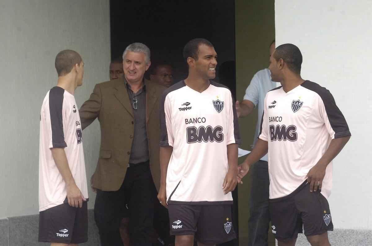 Apresentao dos jogadores de futebol do Atltico, Wesley Barbosa de Morais, Rafael Toro, e Richarlyson, ao fundo o diretor de Futebol Eduardo Maluf, no Centro de Treinamento (Cidade do Galo), em Vespasiano, na Regiao Metropolitana de Belo Horizonte.
