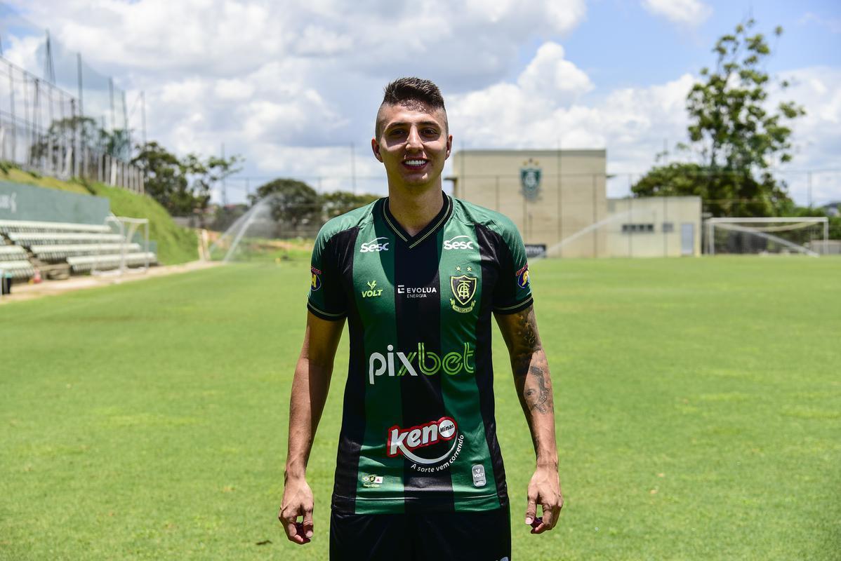 Meia-atacante Índio Ramírez sendo apresentado como novo reforço do América para 2022