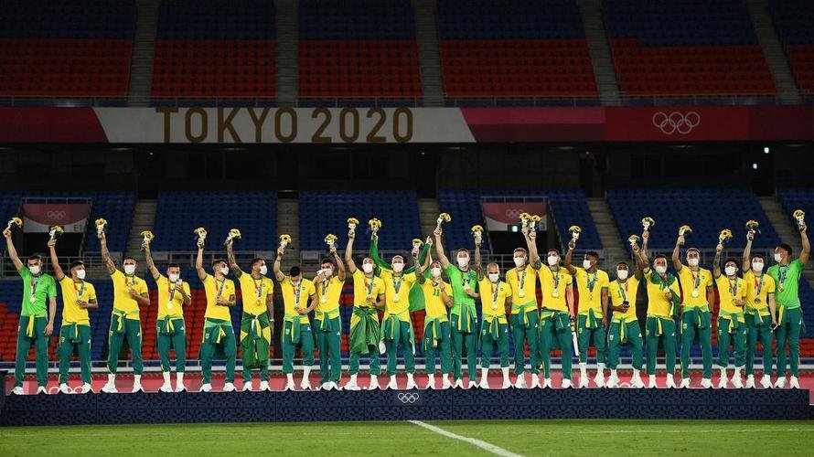 Jogadores da Seleo Brasileira recebem a medalha de ouro pela conquista olmpica no futebol