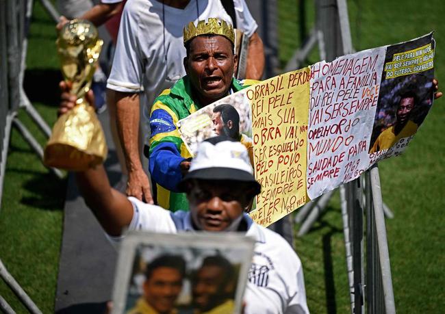 Os últimos momentos do velório de Pelé, na Vila Belmiro, estádio do Santos.