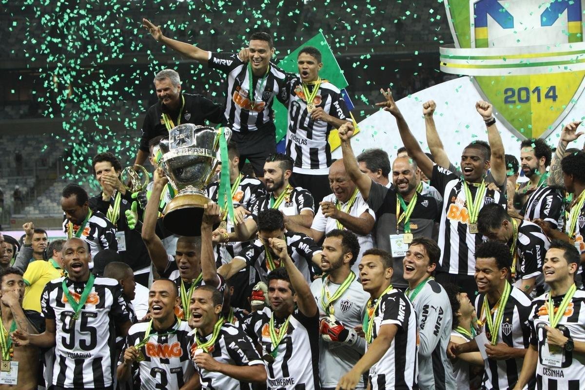 Capito Leonardo Silva ergue a taa e jogadores festejam o ttulo indito da Copa do Brasil