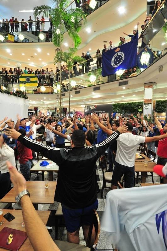 Flash mob da torcida do Cruzeiro no Diamond Mall, shopping do Atltico em Belo Horizonte
