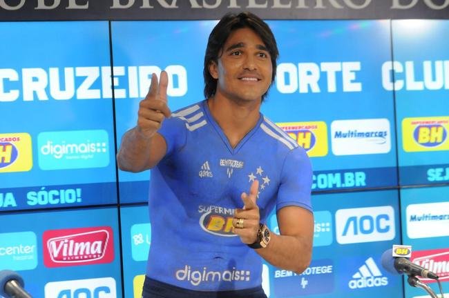 Fotos da apresenta��o do atacante Marcelo Moreno como novo refor�o do Cruzeiro para 2020. Duante entrevista, jogador foi acompanhado pela esposa Marilisy Antonelli e pela filha, Maria Clara