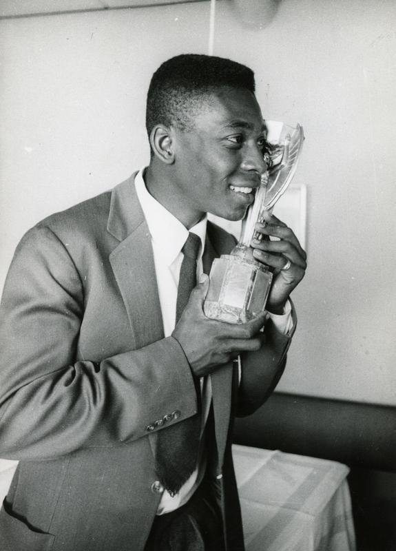Pel com a Taca Jules Rimet no Rio de Janeiro aps a conquista da Copa de 1958