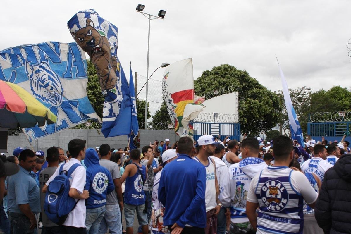 Torcedores do Cruzeiro foram  porta da Toca II apoiar os jogadores na vspera do jogo com o Flamengo