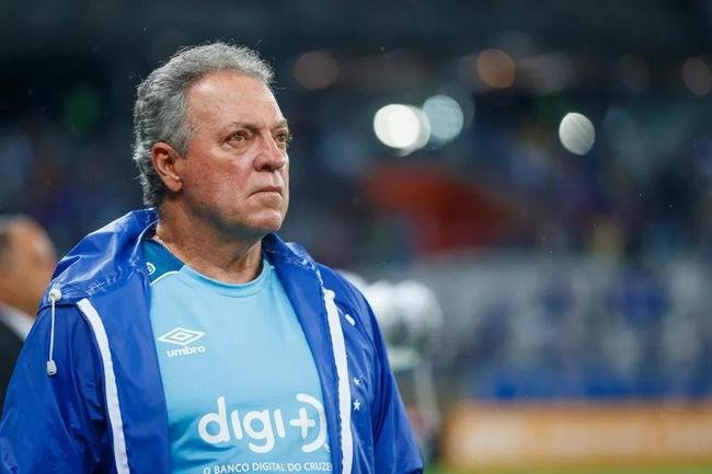 6 Abel Braga - 14 jogos (3 vitrias, 8 empates e 3 derrotas)