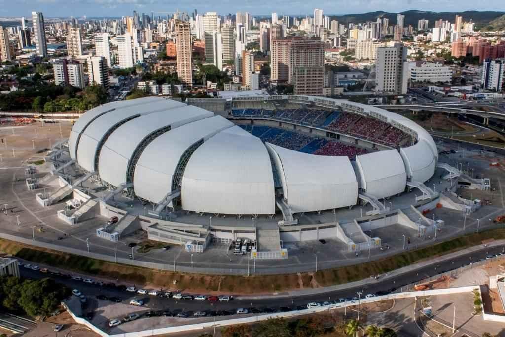 Arena das Dunas (Estado): R$ 400 milhes (construda entre 2011 e 2014). Capacidade durante a Copa do Mundo de 2014: 42.086 torcedores. Capacidade atual: 31.375 torcedores. Custo mdio do assento na Copa: R$ 9.504. Custo mdio do assento atualmente: R$ 12.749.