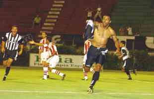 2004 - Em 2004, o Tupi enfrentou o Bangu na primeira fase da Copa do Brasil. Em casa, o time mineiro empatou por 2 a 2. Fora, vitória do Galo Carijó por 1 a 0 e classificação garantida.