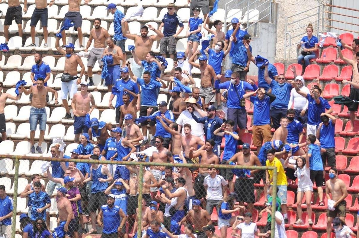 Cruzeiro e Ponte Preta se enfrentaram numa manh de forte calor em Sete Lagoas