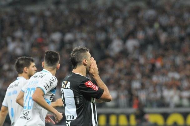 Lucas Pratto visivelmente abatido com vitria parcial do Grmio por 2 a 0