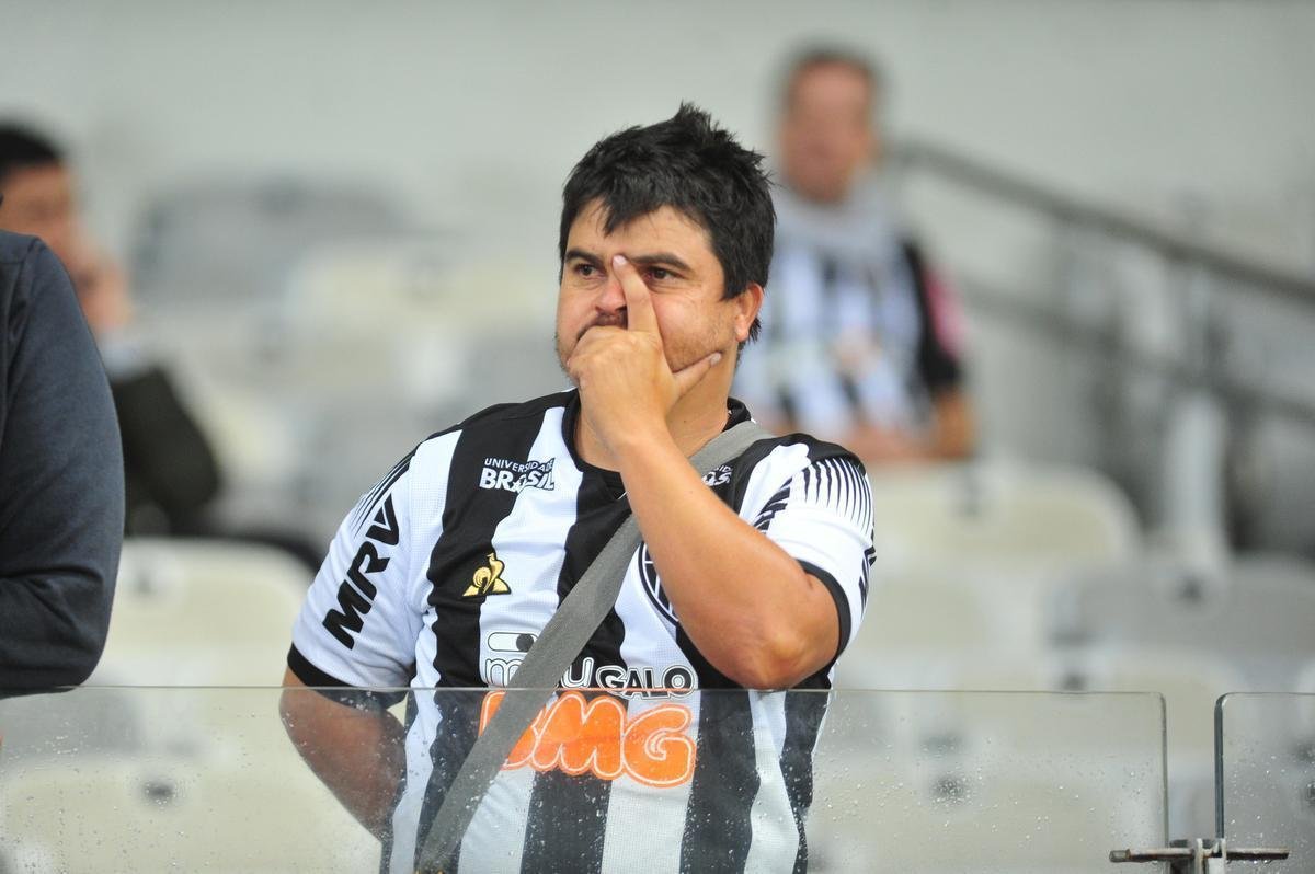 Fotos de tristeza e decepo dos torcedores atleticanos com a eliminao da Copa Sul-Americana para o Coln, no Mineiro. Galo perdeu nos pnaltis por 4 a 3