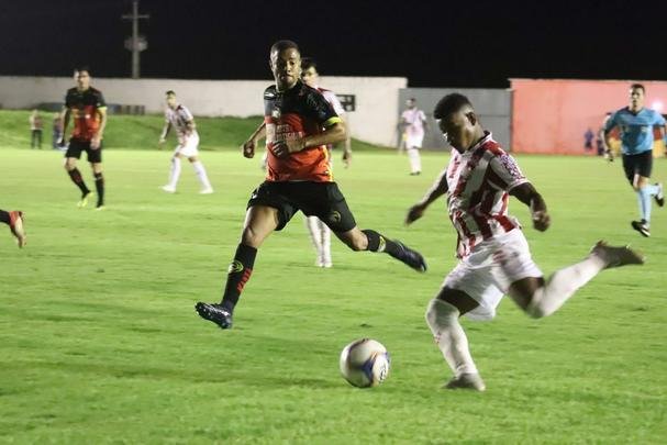 Com o resultado, o Alvirrubro precisar vencer, de qualquer jeito, o Sampaio Corra, na prxima rodada, nos Aflitos 