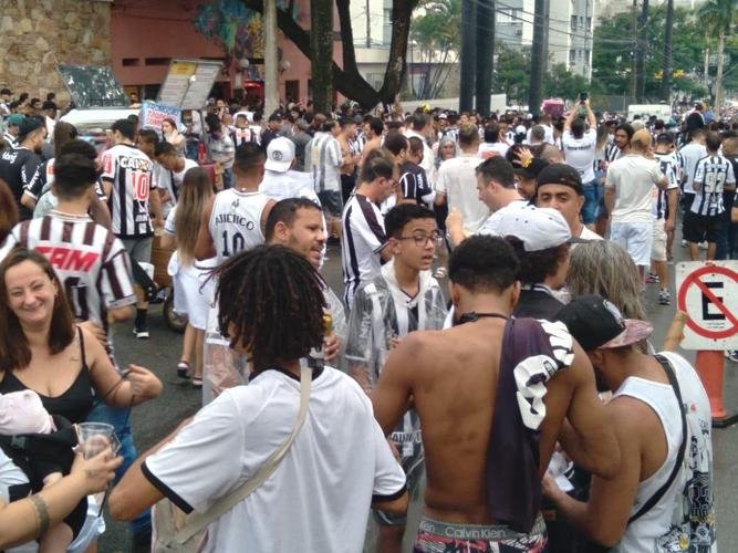 Torcedores do Atlético no entorno do Mineirão antes do jogo contra o Corinthians. Tarde/noite de chuva, trânsito ruim e filas longas no Gigante da Pampulha