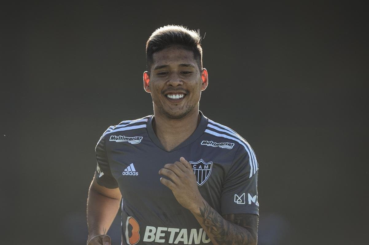 Nesta tera-feira (26), Cuca foi apresentado como treinador do Atltico - pela terceira vez na carreira. Primeiro, foi saudado pelo diretor de futebol Rodrigo Caetano e concedeu entrevista coletiva na sala de imprensa da Cidade do Galo. Depois, comandou o primeiro treino com o elenco no CT, j pensando no confronto contra o Internacional, pelo Campeonato Brasileiro.