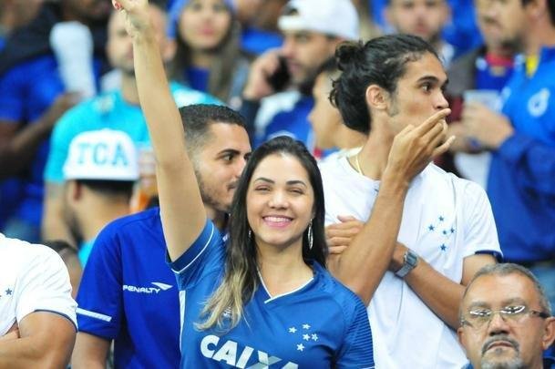 Torcedores do Cruzeiro lotam as arquibancadas do Mineiro para acompanhar a partida vlida pelas quartas de final da Copa do Brasil
