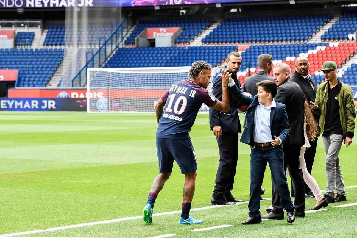 Imagens da apresentao de Neymar como grande reforo do Paris Saint-Germain