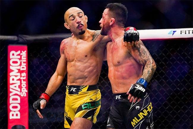 Aldo deixa o oct�gono abra�ado a Pedro Munhoz ap�s vit�ria em duelo intenso no UFC 265