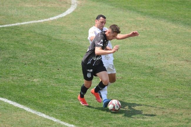 Cruzeiro e Ponte Preta se enfrentaram numa manh de forte calor em Sete Lagoas