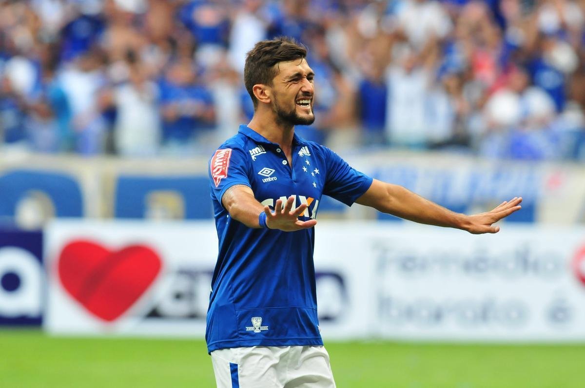 Arrascaeta (meia): num elenco que contava com Ramn bila, Rafael Sobis, Willian e outros, o camisa 10 foi o goleador celeste no Brasileiro de 2016, com nove gols em 31 jogos.