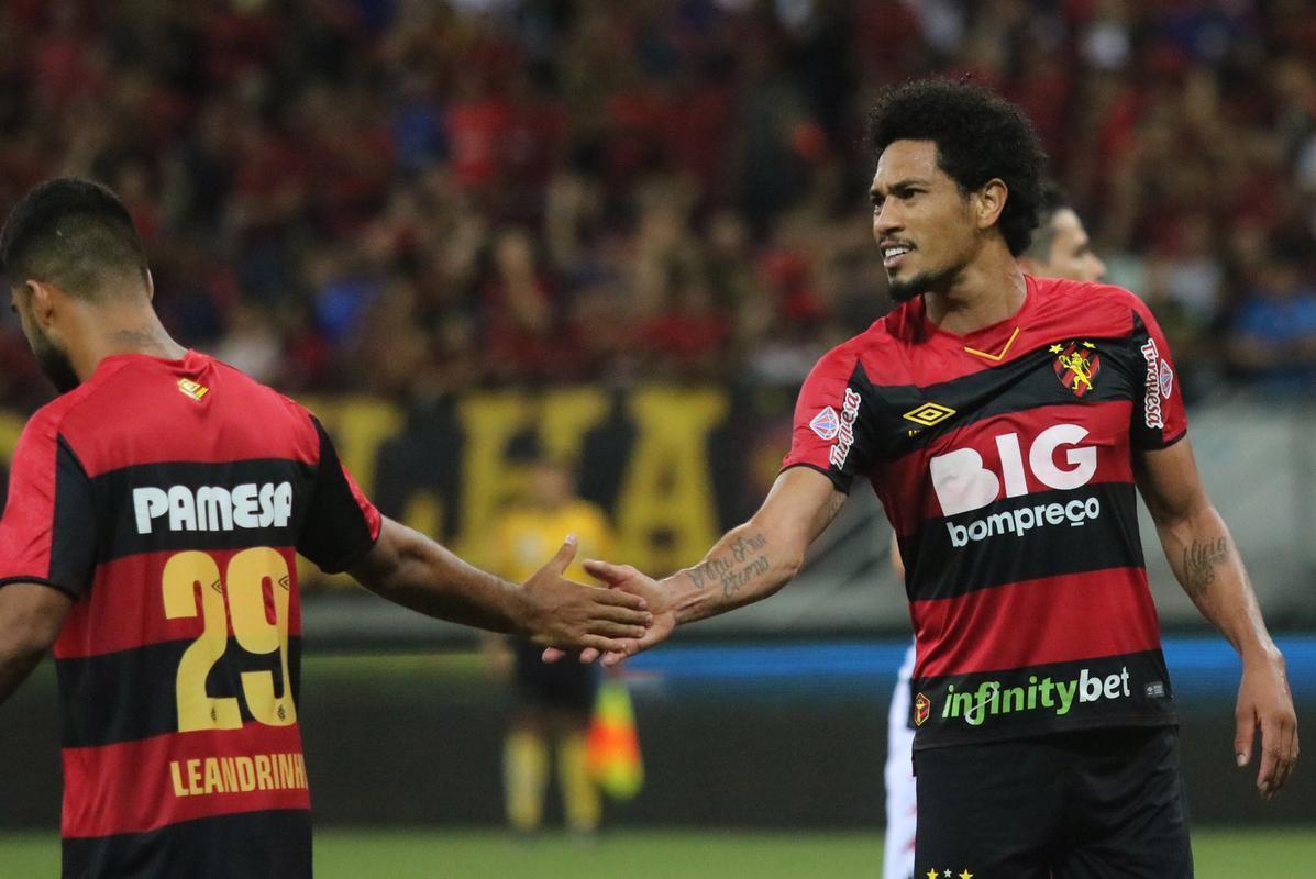 Após uma rescisão antecipada com a Under Armour, o Sport assinou com a Umbro em 2019. O primeiro uniforme seguiu um estilo tradicional do clube, foi apresentado em uma festa com show da banda Os Paralamas do Sucesso e estreou na vitória por 3 a 0 sobre o Botafogo de Ribeirão Preto, na Arena de Pernambuco, pela Série B. Na foto: atacante Hernane Brocador e meia Leandrinho.