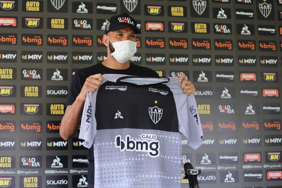 Em meados agosto de 2020, Sampaoli reforou o pedido por contrataes. Ele promoveu uma reformulao no elenco que brigou pelo ttulo brasileiro at as ltimas rodadas. Um dos mais destacados foi o goleiro Everson, ex-Santos, contratado mesmo com Rafael e Victor no elenco.