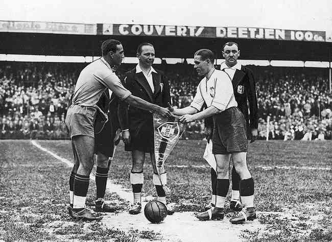 1938 - O primeiro uniforme reserva do Brasil em Copas do Mundo foi um azul celeste, improvisado para partida contra a Polônia em 1938