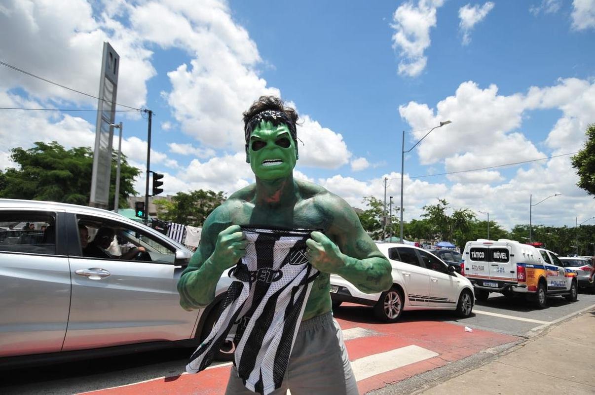 Torcida do Atltico chegou animada ao Mineiro para o jogo da taa, contra o RB Bragantino. Dia de festejar com o time o ttulo do Campeonato Brasileiro de 2021